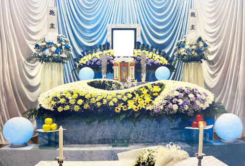 柔らかい青色の祭壇