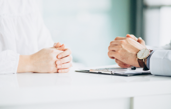 向かい合わせの男女の手元